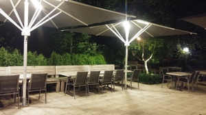 Auch zu späterer Stund können Sie gemütlich im beleuchtetem Biergarten sitzen.